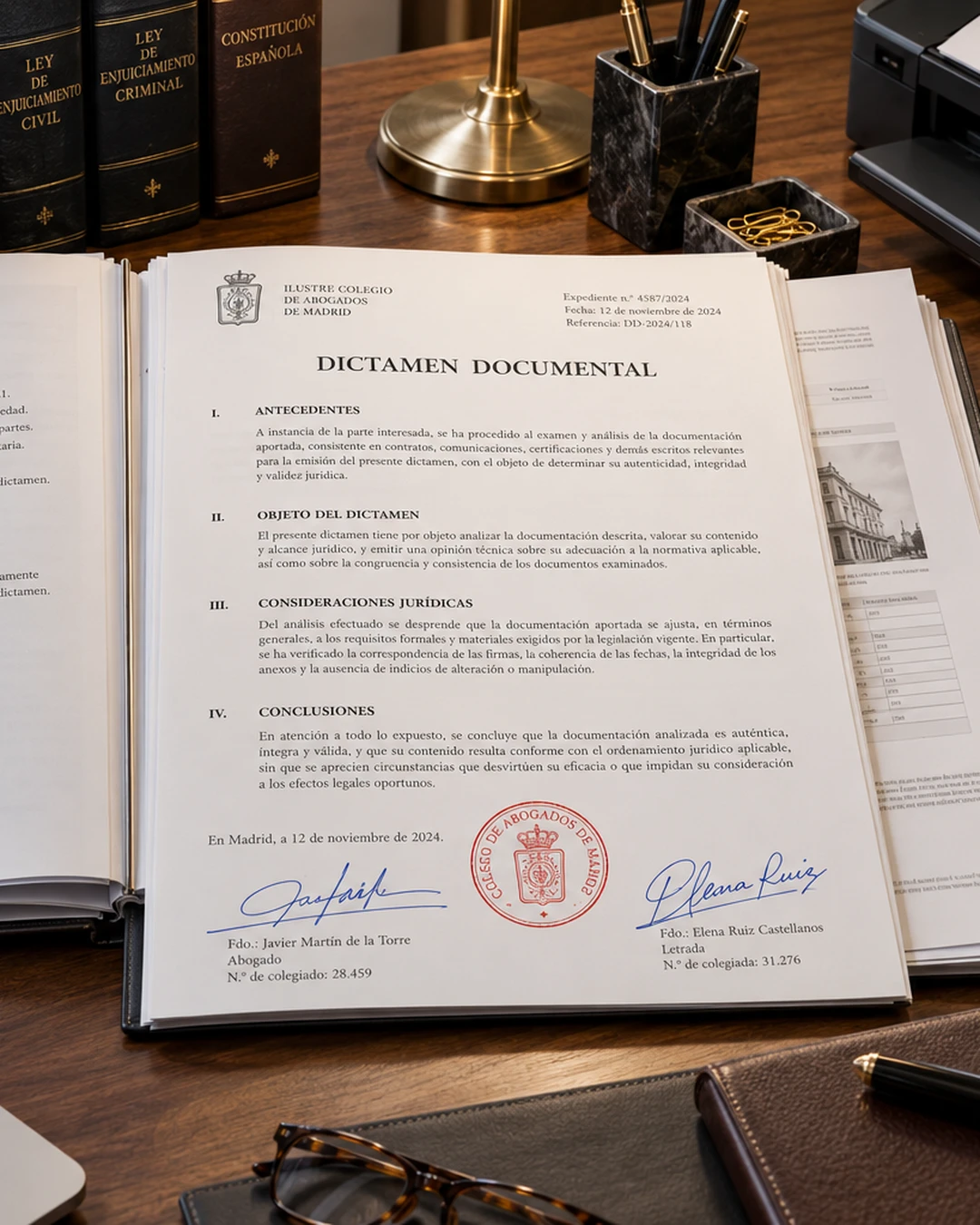 Documento legal con sello rojo y firma azul sobre una mesa de despacho junto a un escáner